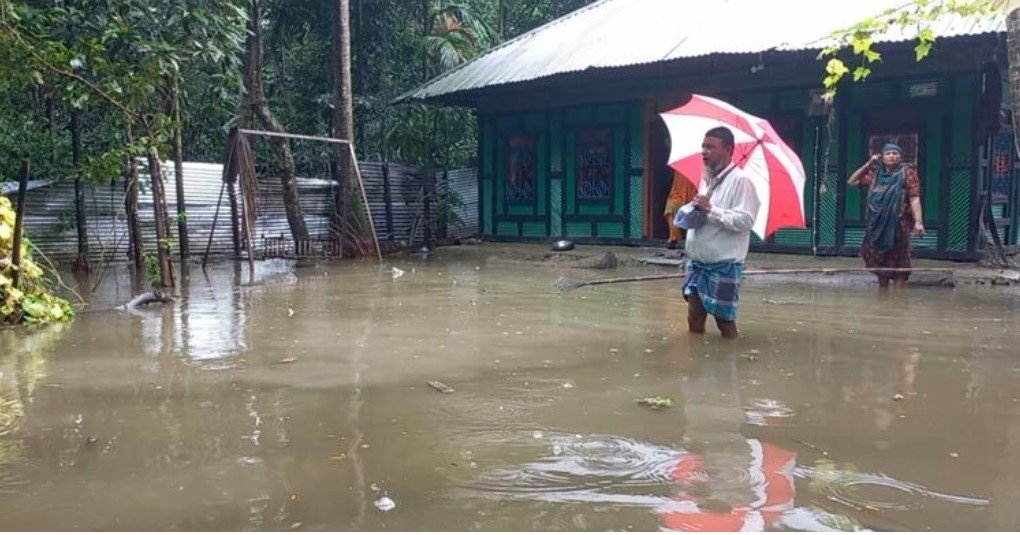 চাঁদপুরে বন্যায় পানিবন্দি অর্ধলক্ষাধিক মানুষ